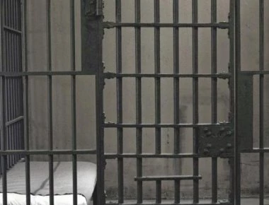 Οργή στην Πελασγία: Αποφυλακίστηκε ο παιδοκτόνος που είχε κατακρεουργήσει την 13χρονη κόρη του με κουζινομάχαιρο